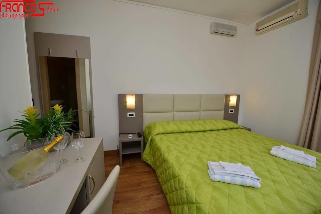 Hotel Bella Peschiera เปสเคียรา เดล การ์ดา ภายนอก รูปภาพ